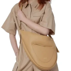 Borsa Donna Asimmetrica a Tracolla COCCINELLE linea Snuggie Medium in Pelle Fresh Beige - Sunrise