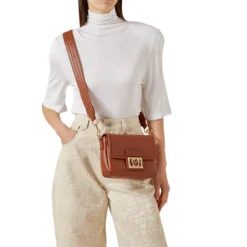 Borsa Donna a Tracolla LOVE MOSCHINO color Castagna con Placca Quadrata con Logo