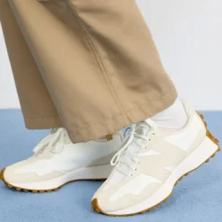Scarpe Donna NEW BALANCE Sneakers 327 in Suede Pelle e Tessuto colore Linen e Sea Salt