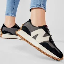 Scarpe Donna NEW BALANCE Sneakers 327 in Suede e Nylon colore Black
