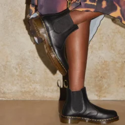 Scarpe DR. MARTENS Stivaletti Chelsea linea 2976 in Pelle Virginia Nera